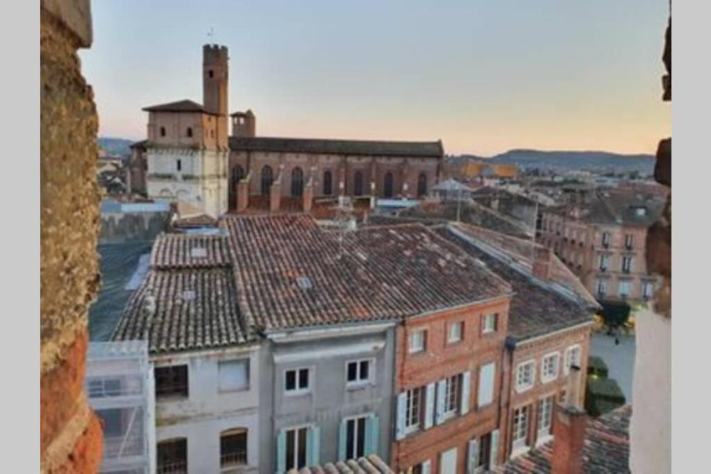 Appartement Exceptionnel 4 Etoiles Hyper Centre Albi 65 M2 Au 4Eme Etage Sans Ascenseur Avec Une Tour Du 12Eme Siecle Luaran gambar