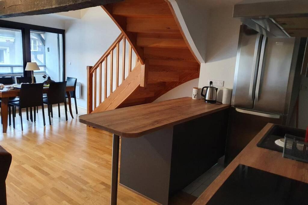 Appartement Exceptionnel 4 Etoiles Hyper Centre Albi 65 M2 Au 4Eme Etage Sans Ascenseur Avec Une Tour Du 12Eme Siecle Luaran gambar