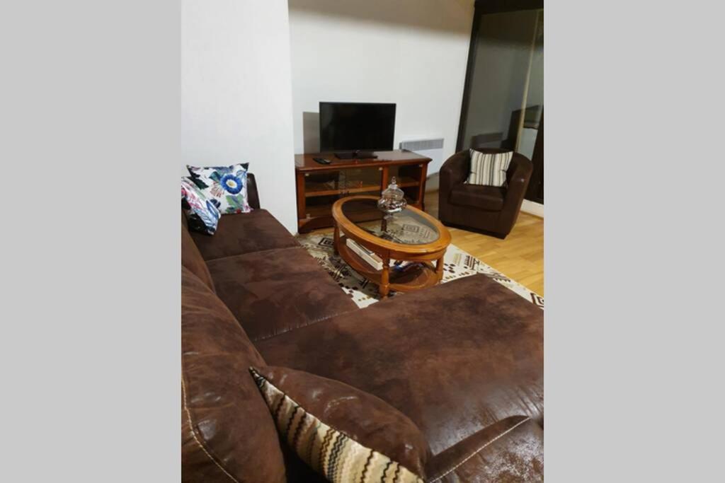 Appartement Exceptionnel 4 Etoiles Hyper Centre Albi 65 M2 Au 4Eme Etage Sans Ascenseur Avec Une Tour Du 12Eme Siecle Luaran gambar